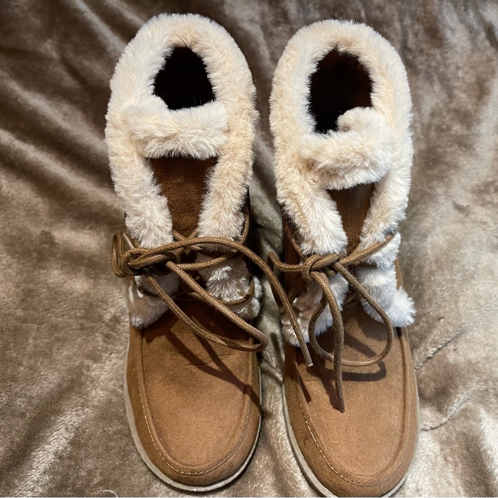 Unionbay ankle boot tan wedges. Faux fur trim. Size 6.5. Hardly worn.